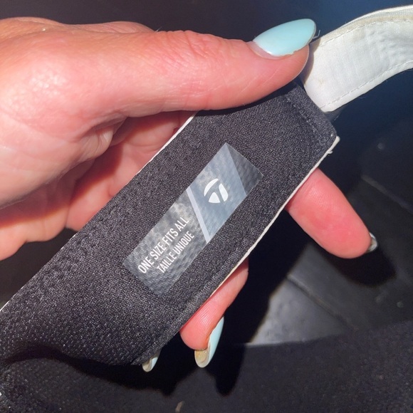 TaylorMade Black and White Golf Visor - Picture 3 of 3